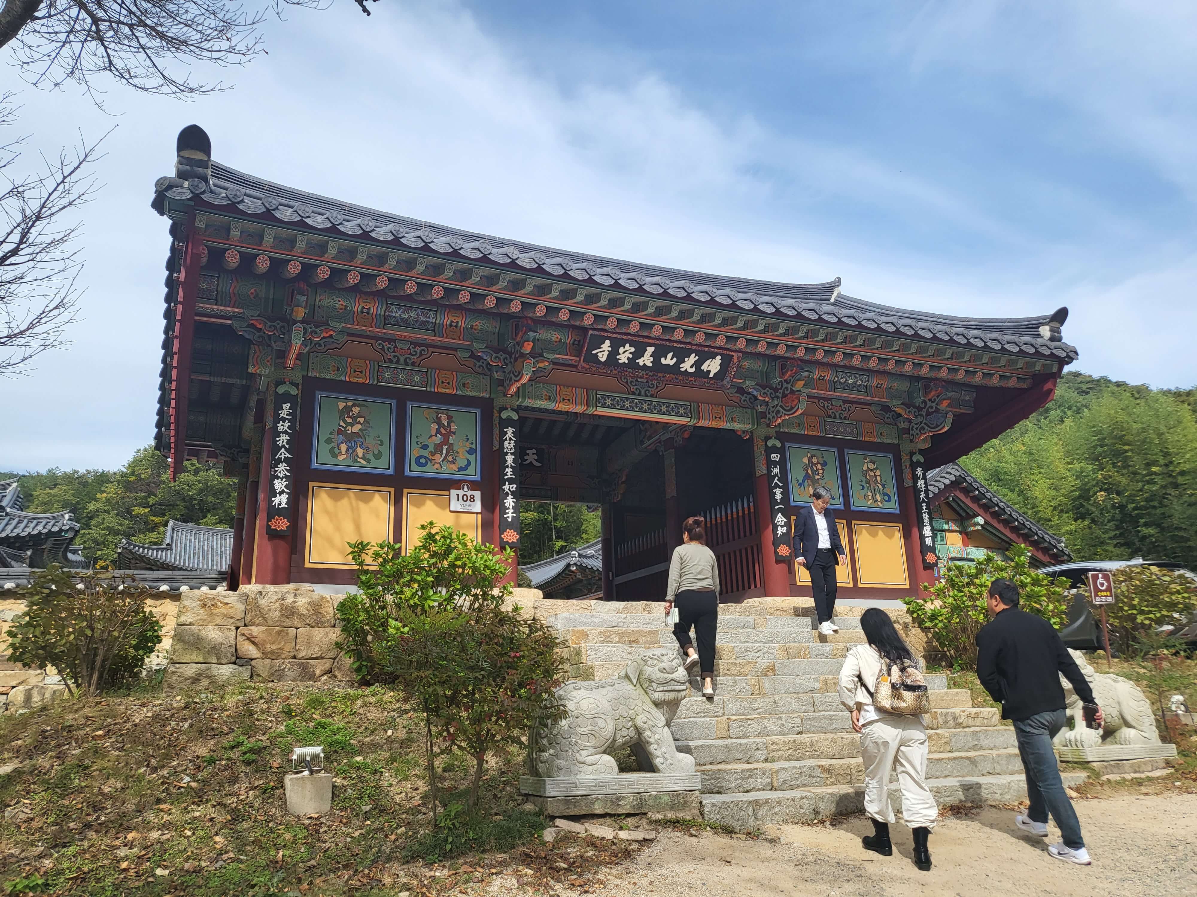 천년 고찰 장안사&amp;#44; 둘레 길을 따라 올라가면 운치 있는 백련암과 절벽 같은 곳의 척판암