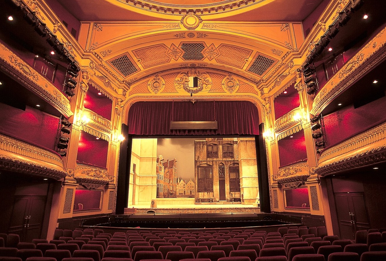 따뜻한 조명 연출을 한 시상식 공간