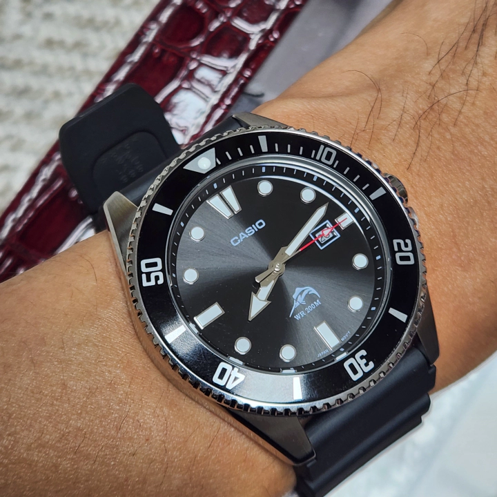 언제 어디서나 어느 복장에도 잘 어울리는 카시오 흑새치