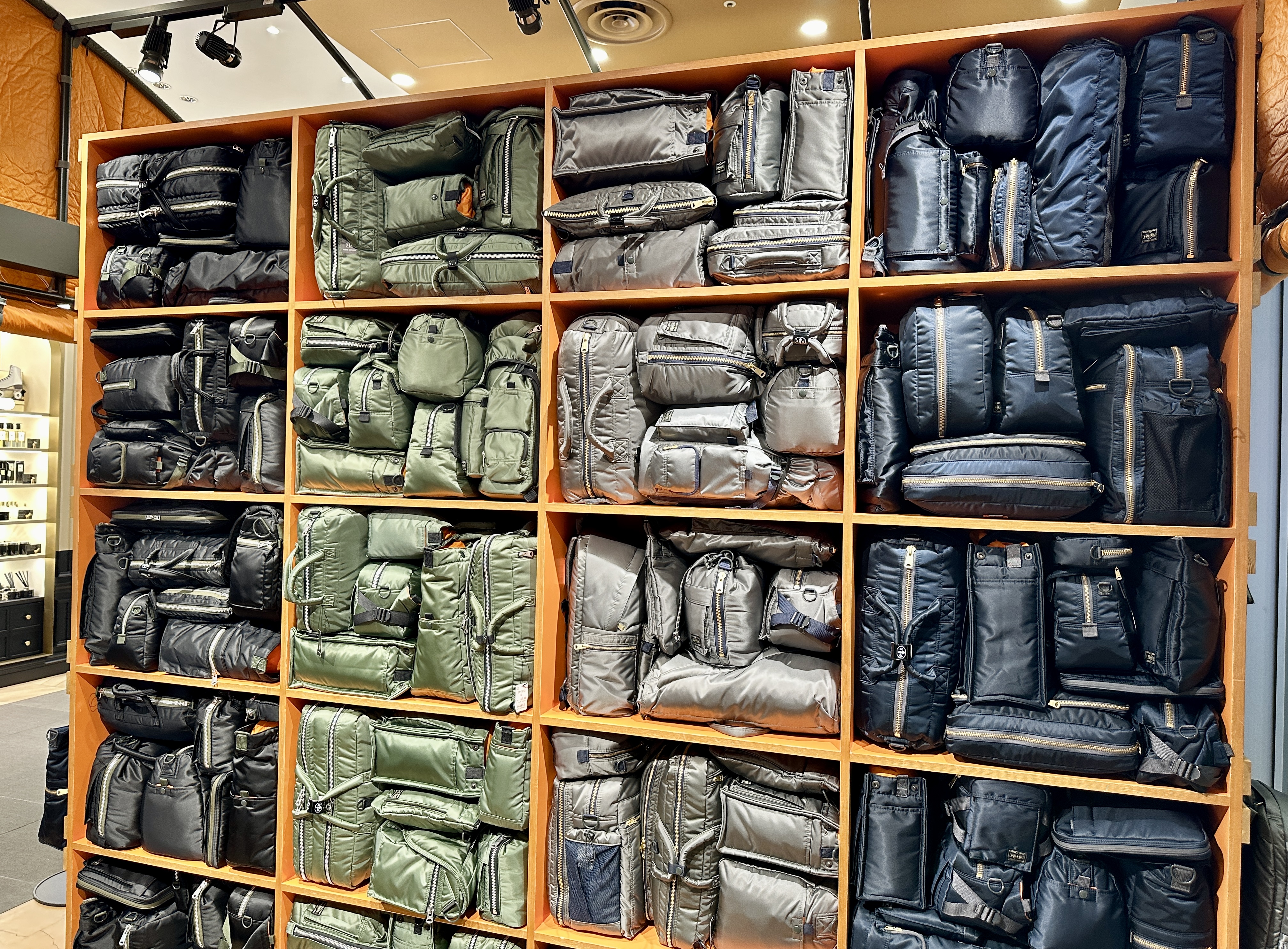 예쁘게 테트리스 되어있는 포터 가방들