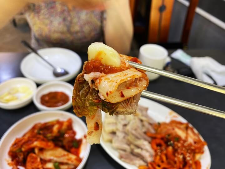 훼미리손칼국수보쌈-보쌈-김치-마늘-쌈