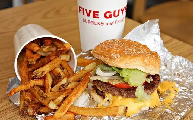 파이브 가이즈(Five Guys)**의 치즈버거와 감자튀김 세트