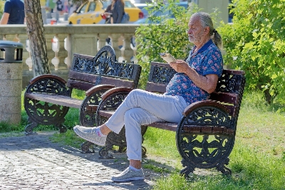 노후생활비 구조를 점검한 뒤 재정 계획이 정리되어 마음이 편해진 60대의 모습