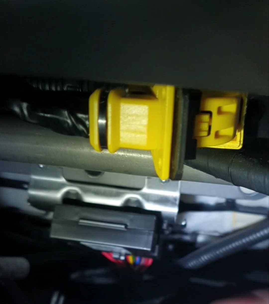 SM7 에어백 커넥터 빼는방법 : 아래 사진을 보면 검은색을 오른쪽으로 제껴야하는데.. 노란색 걸쇠가 걸리니.. 그 걸쇠를 누르면서 옆으로 제껴야함