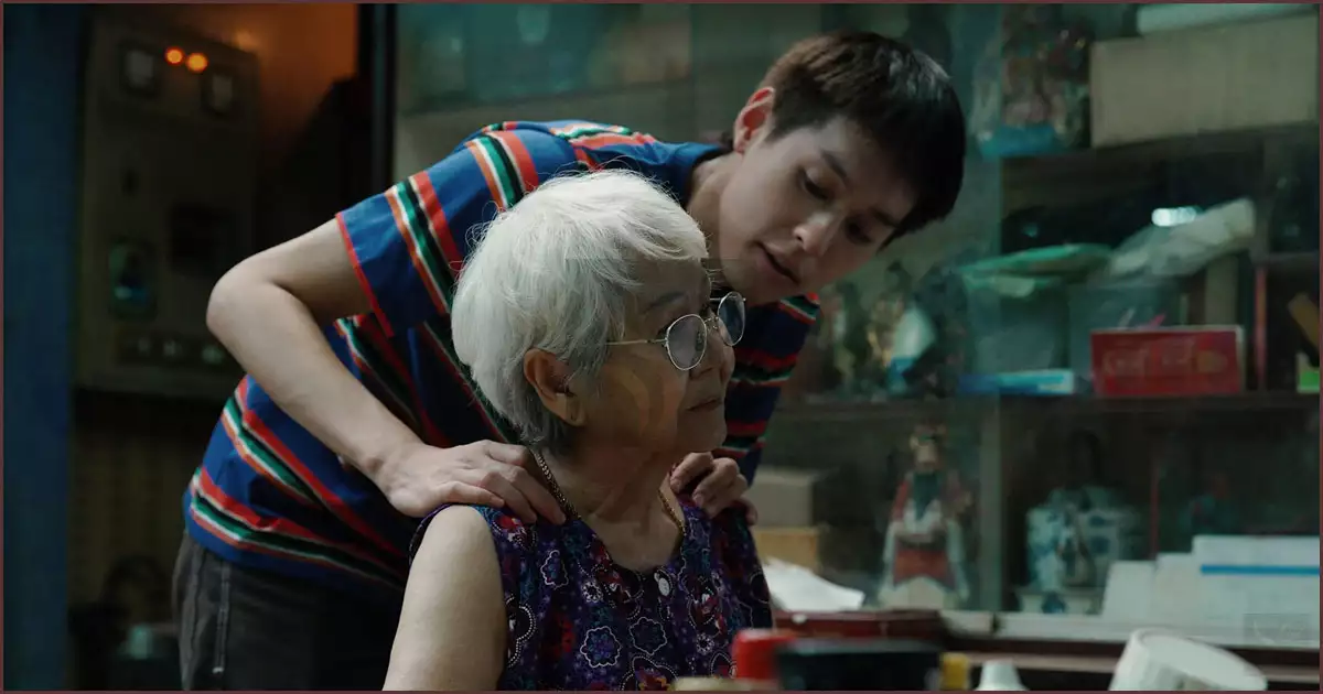 할머니에게 다정하게 구는 M