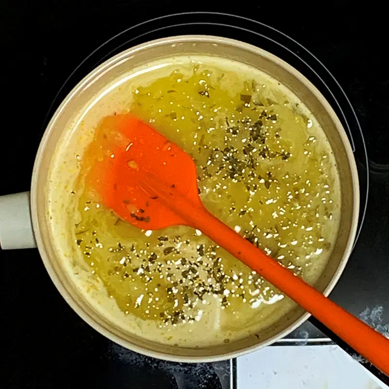 중불에서 익히고 있는 이삭토스트 수제 소스