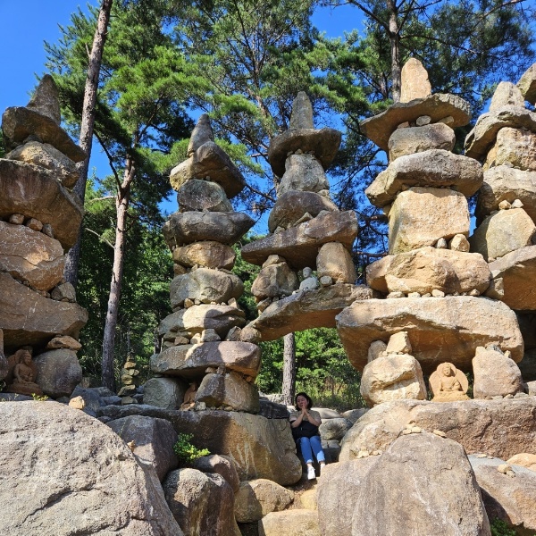 돌탑에 앉아 두손모으고