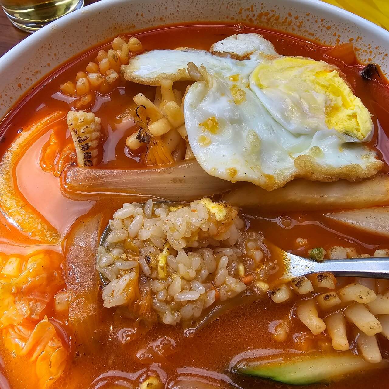 오늘N 2511회 격파 중식로드 서울 용산 중식 맛집 짬뽕 국물에 달걀볶음밥을 말아 먹는 이색 국밥 중화 국밥 및 갈릭빈 새우 맛집 중화객잔 수