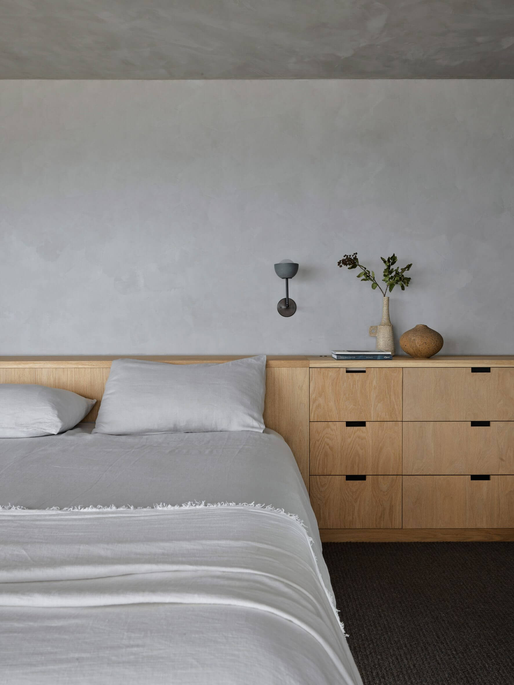 원목-가구-위-작은-조명과-식물이-놓인-침실