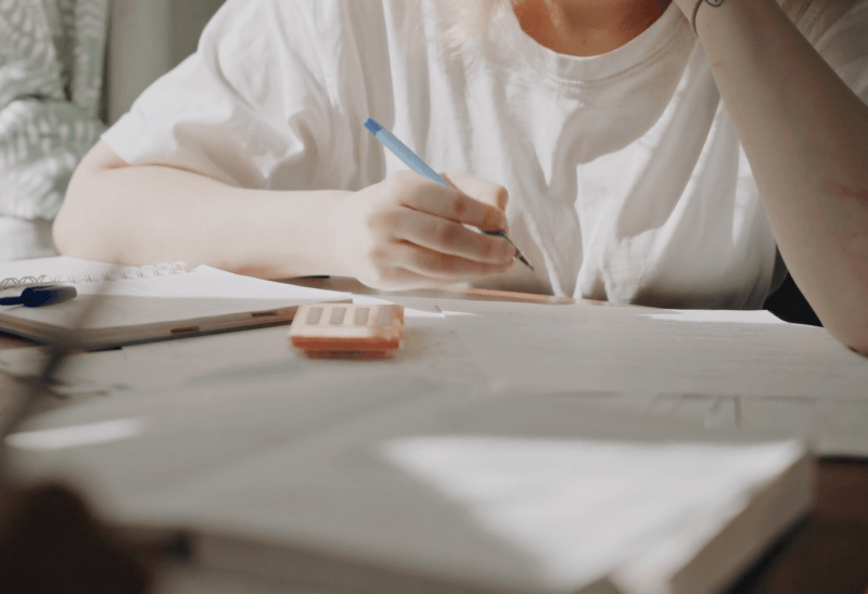 자격증-공부하는-사람