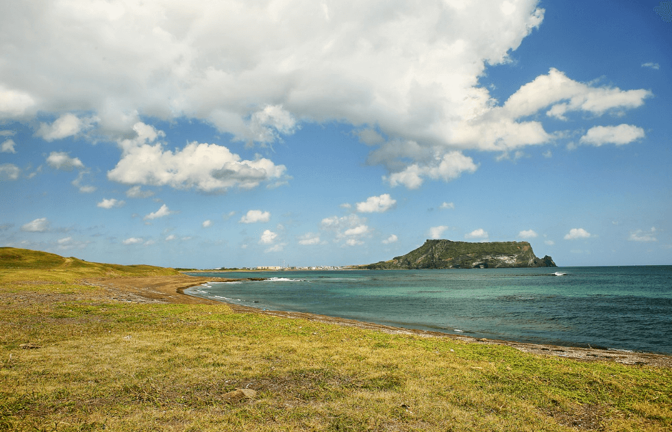 제주도의 푸른바다가 끝없이 펼쳐진 모습