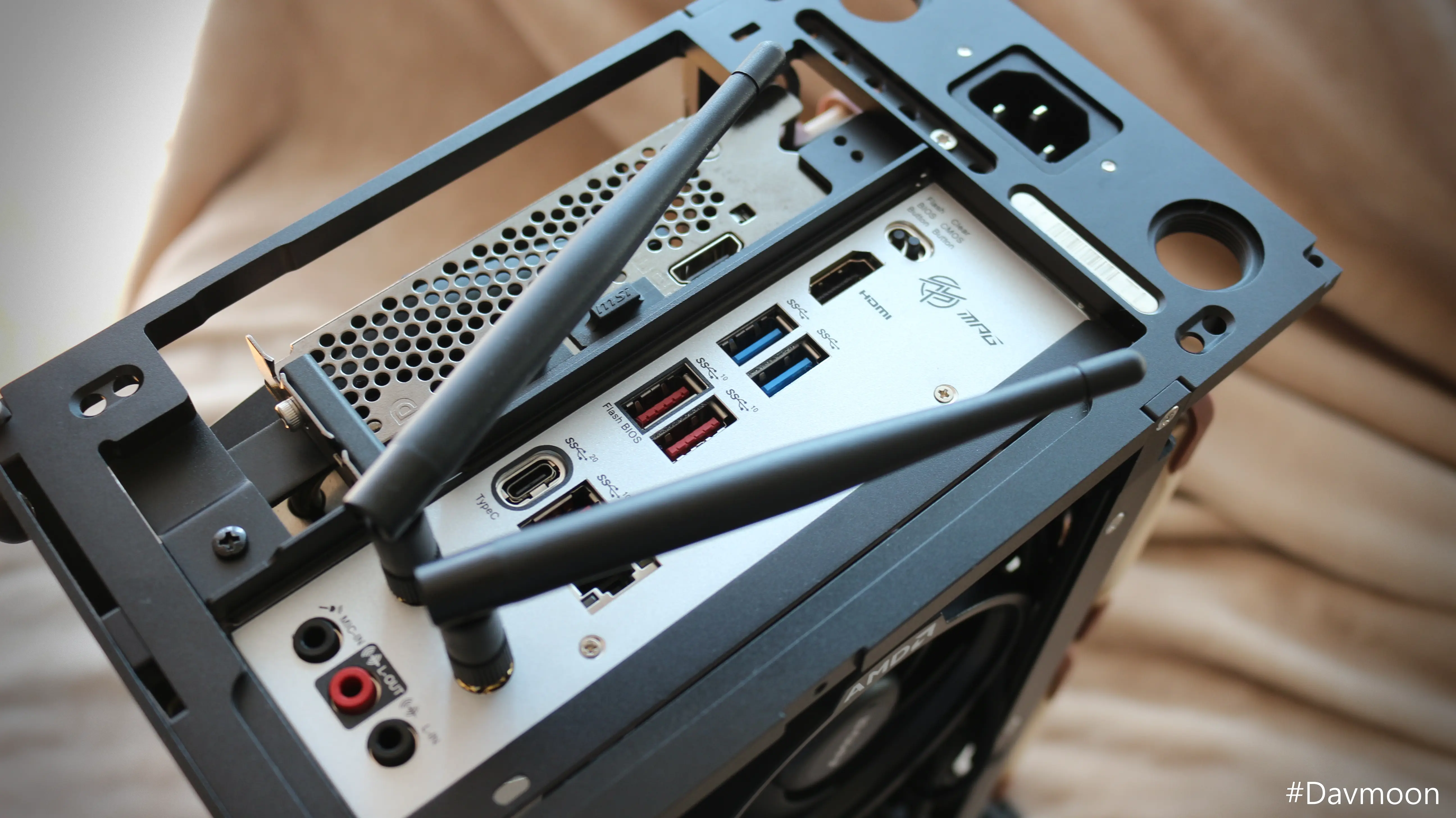 msi b650i edge 후면 사진 안테나 장착