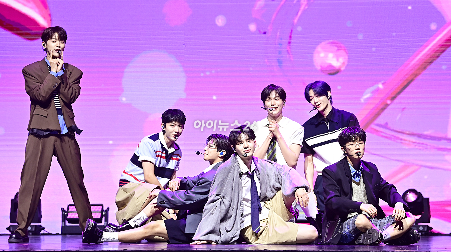 보이그룹 이븐(EVNNE)이 17일 오후 오후 서울 광진구 예스24 라이브홀에서 열린 세 번째 미니앨범 '라이드 오어 다이' 쇼케이스에서 무대를 선보이고 있다. [사진=곽영래 기자]