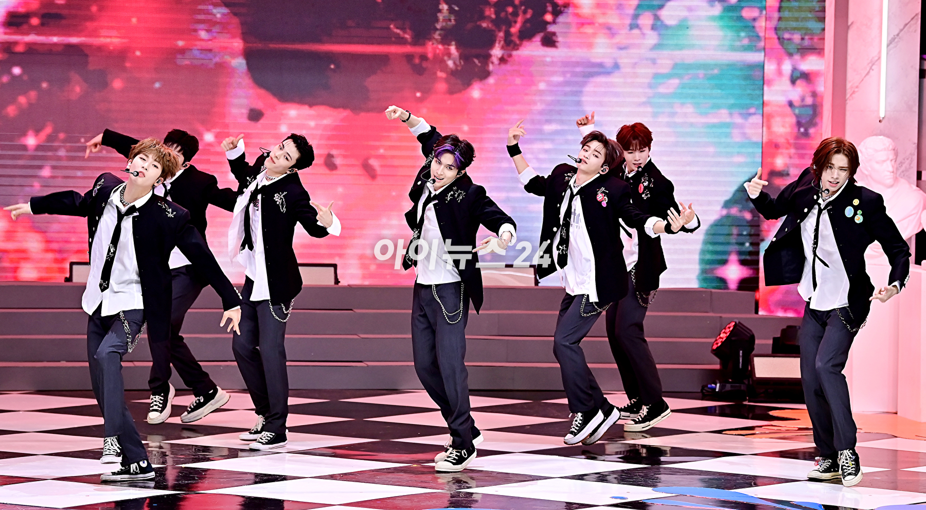 그룹 휘브(WHIB)가 8일 오후 서울 상암동 SBS프리즘타워에서 열린 싱글 1집 'Cut-Out'(컷-아웃)을 발매 기념 쇼케이스에 참석해 포토타임을 갖고 있다. [사진=곽영래 기자]