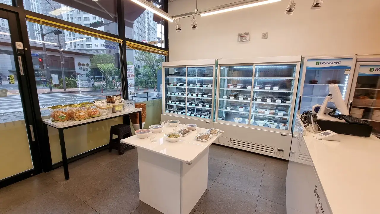 일오삼반찬 가게 내부