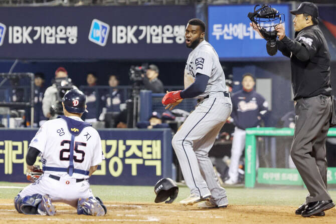 한화 이글스, 35년 만의 '한 이닝 5도루' 진기록 달성! 두산전 승리 이끌다
