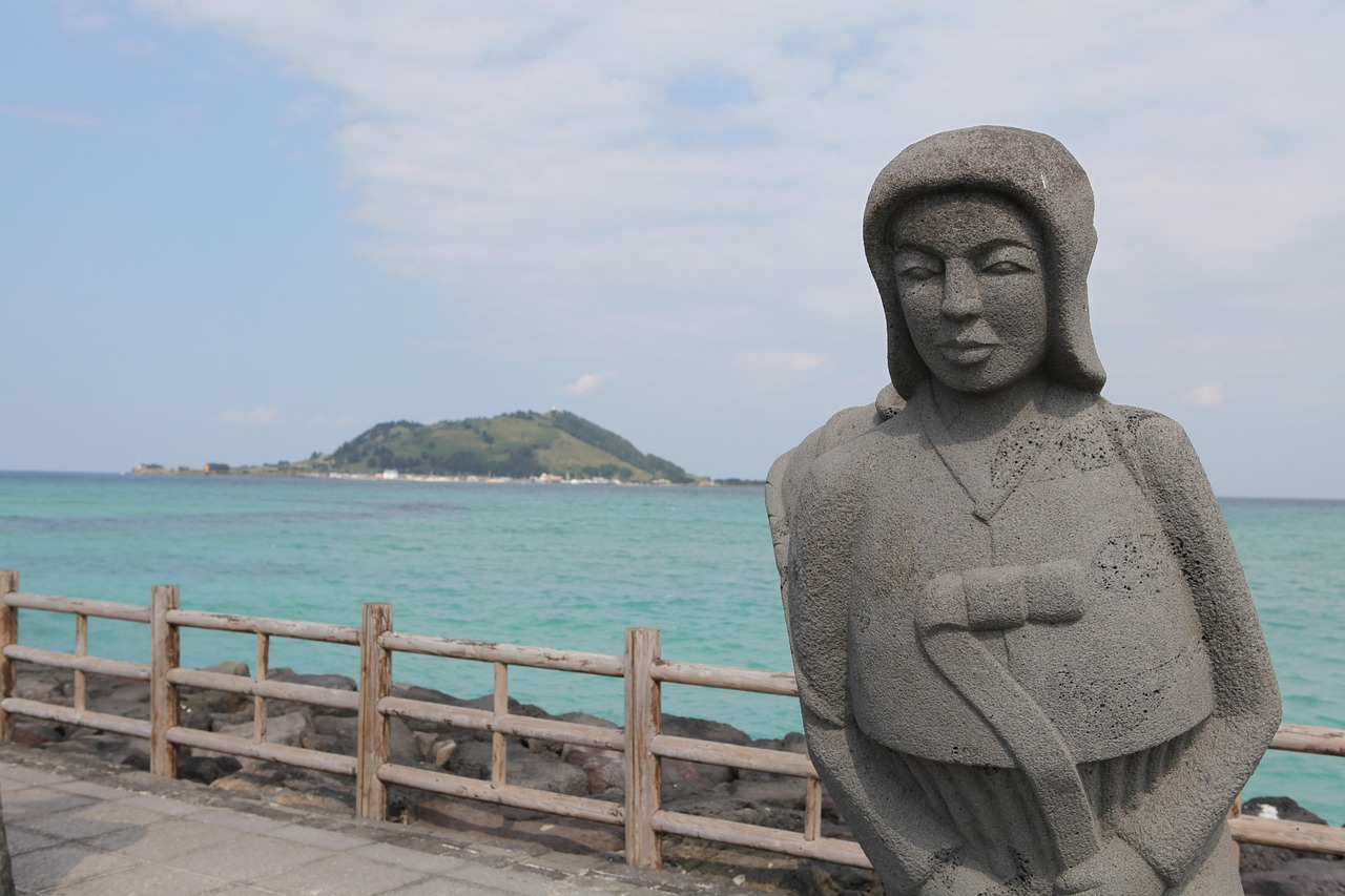 제주도 해녀 동상과 바닷가의 모습