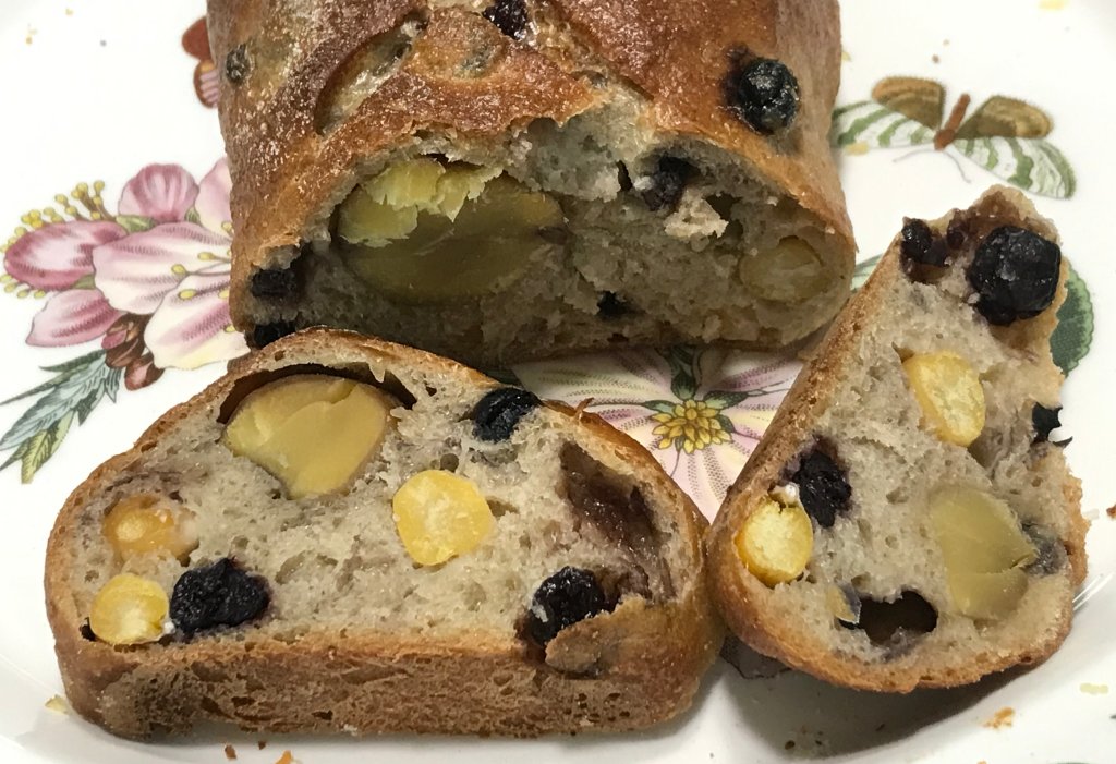 블루베리 밤 콩 사워도우 단면 사진입니다. 통밤, 병아리콩, 블루베리가 가득 들어있습니다.