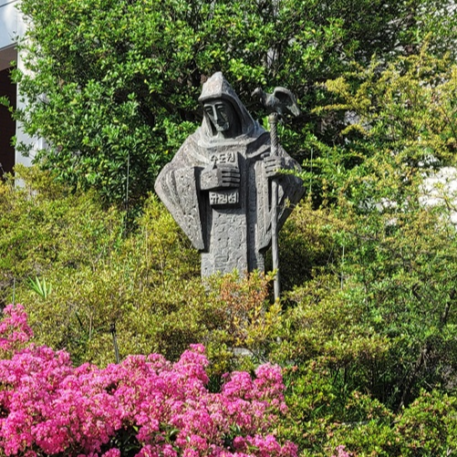 위 사진은 베네딕토 성인 석상입니다.