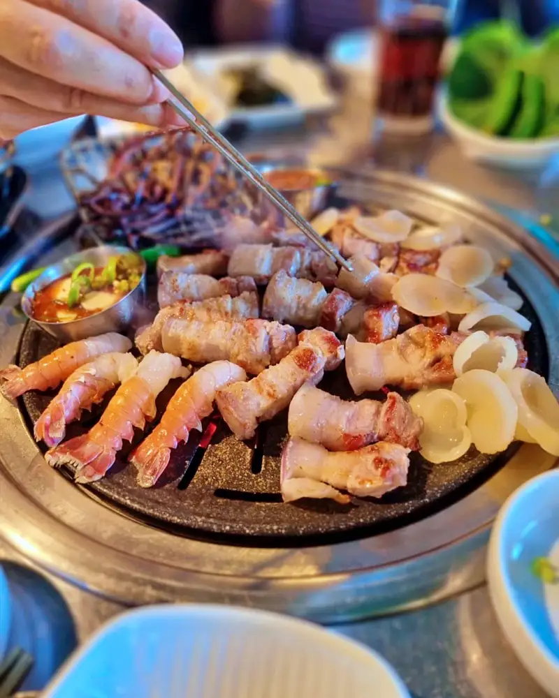 생방송오늘저녁 제주 판포포구 마장 건초 800도 짚불 구이 훈연 드라이 에이징 흑돼지 딱새우 키조개 관자 삼합 맛집 추천