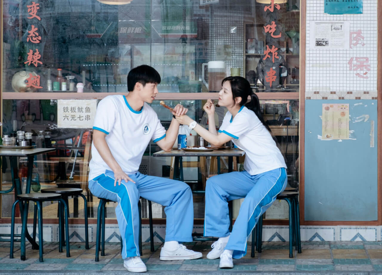 고등학교 시절 요우 용츠와 저우 샤오치가 꼬지집에서 데이트하는 모습