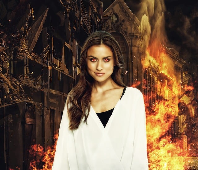 불타는 집 앞의 빨간 눈의 여성