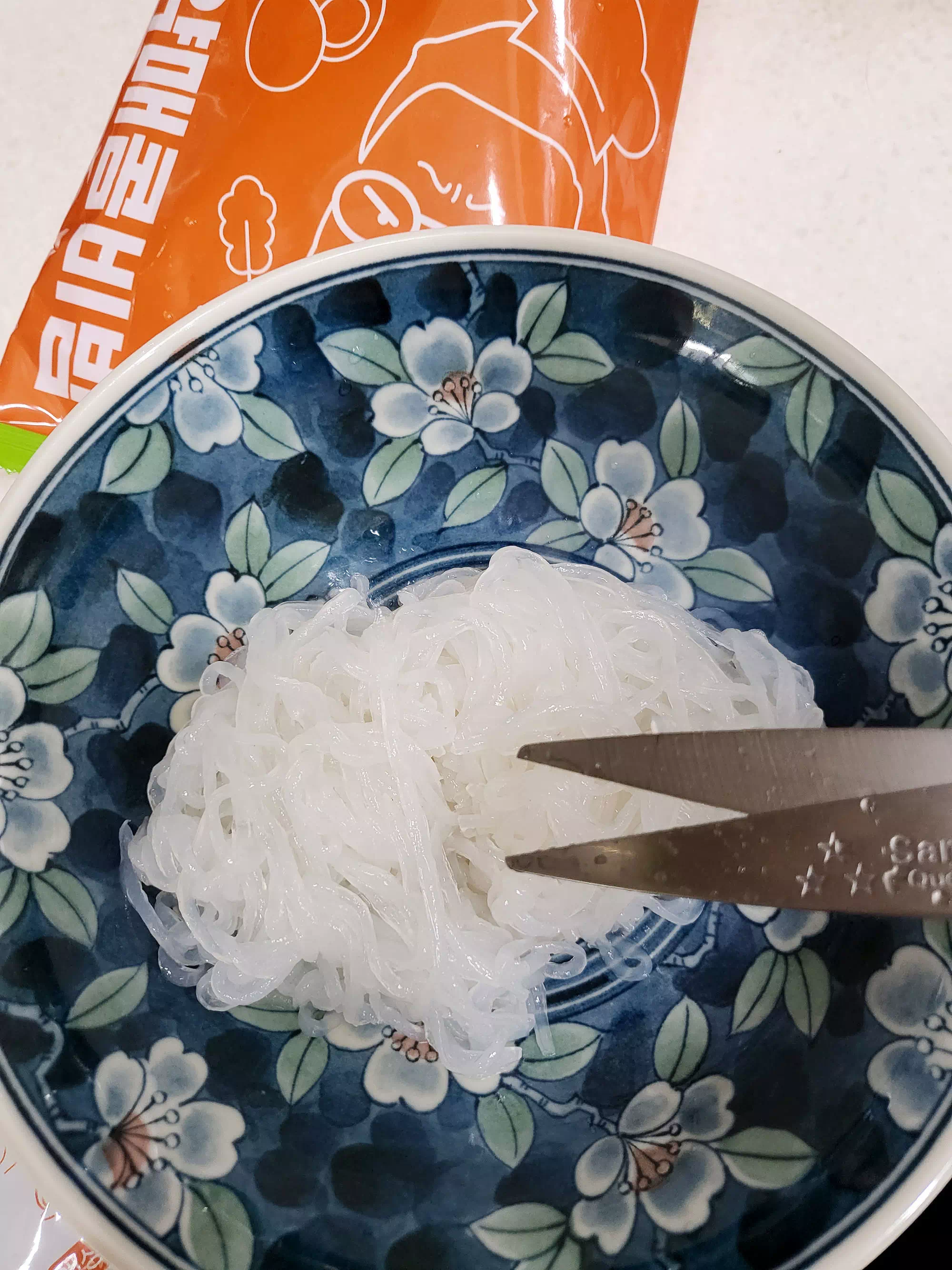 곤약면을 한번 잘라주기