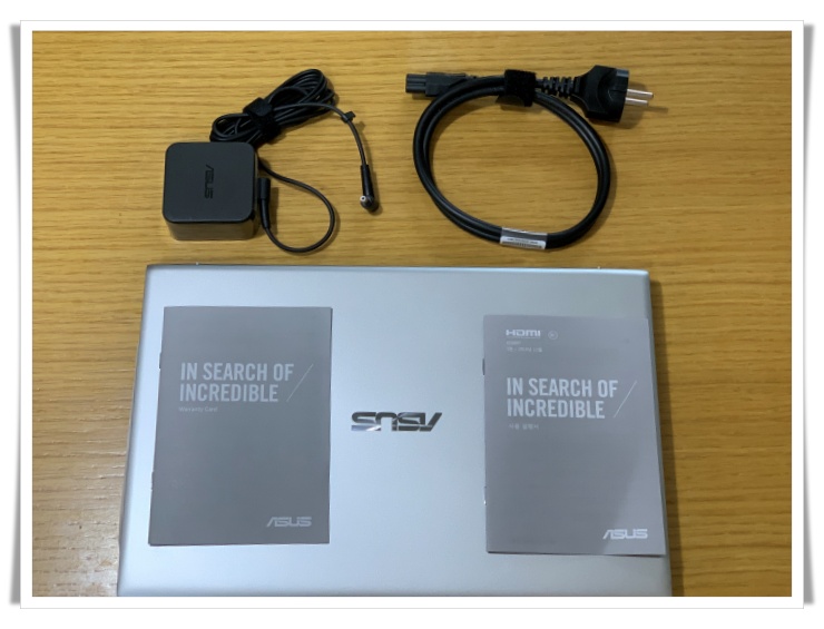 ASUS 비보북 구성품(본체, 전원케이블 및 어댑터)