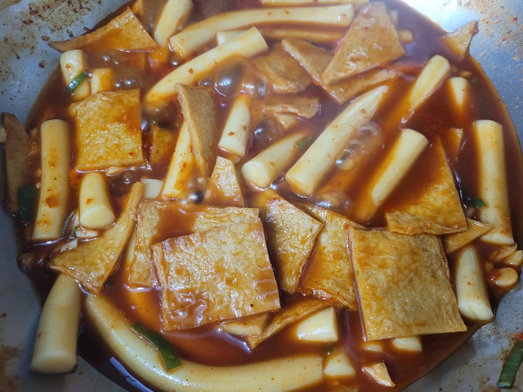 밀판떡과 어묵의 자작한 국물에 어울어진 모습