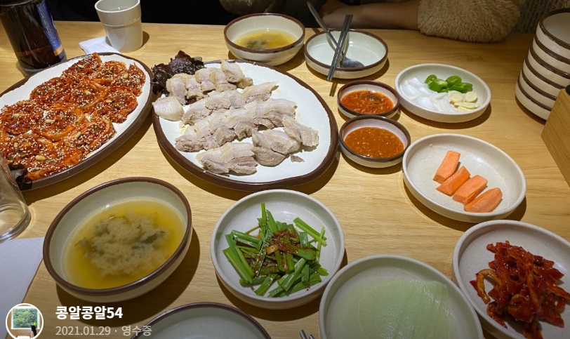 유민상-단골밥집-이필당족발보쌈-꽃김치