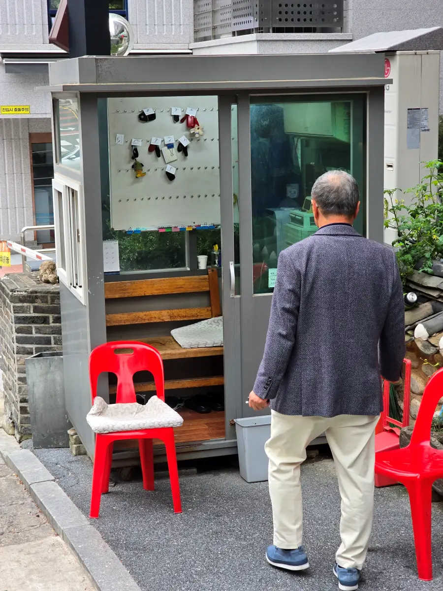 차키들이 매달려있는 발렛파킹 사무실 모습