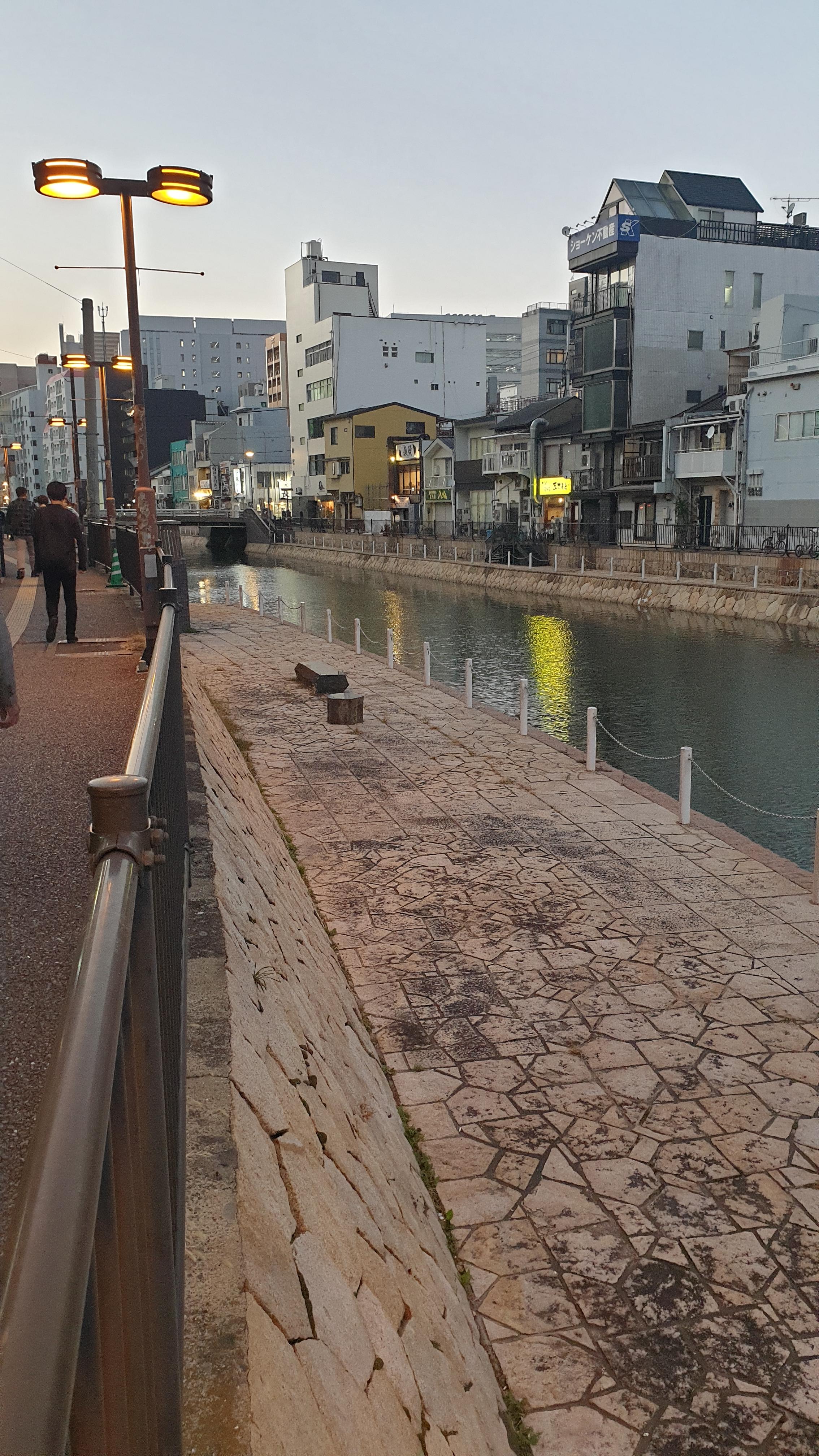 동래 온천천 카페거리가 생각나는 하카타 강변