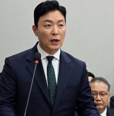 김신 가족부장 혐의 부인