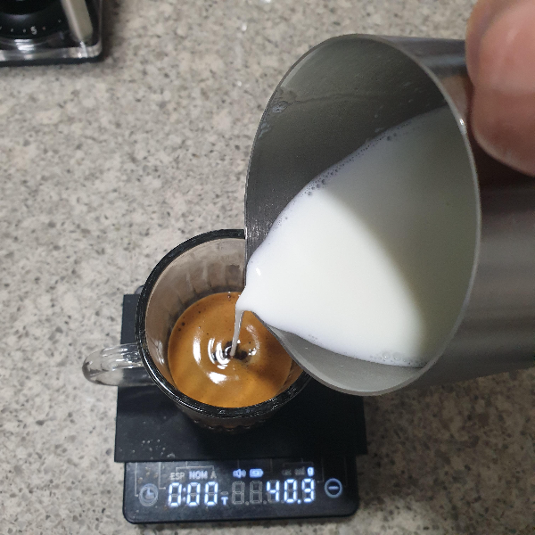 코르타도(Cortado) 레시피: 스페인 커피의 매력 알아보기_에스프레소에 우유 붓기