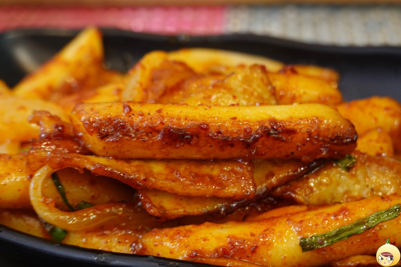 꾸덕하게 양념이 묻은 떡