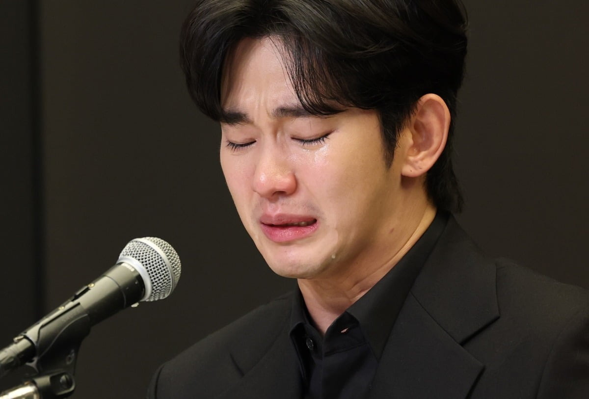 배우 김수현이 지난 3월 31일 오후 서울 마포구 스탠포트호텔에서 긴급 기자회견을 열고 고(故) 김새론이 미성년자일 때부터 교제했다는 의혹을 비롯한 각종 논란에 대해 입장을 밝히고 있다. 사진=뉴스1