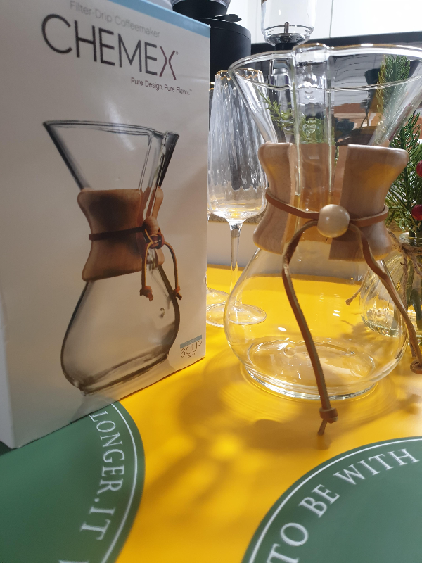 케멕스 박스와 케멕스 드리퍼가 노란 테이블 위에 있다.