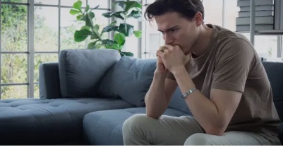 리스크 관리를 위해 고민하는 사람