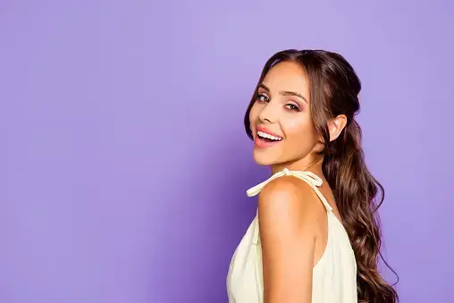 여름 뷰티에 가벼운 파운데이션으로 새로운 매력을 더하세요 : 편안한 착용감과 자연스러운 커버력을 가지 메이크업 룩의 비결