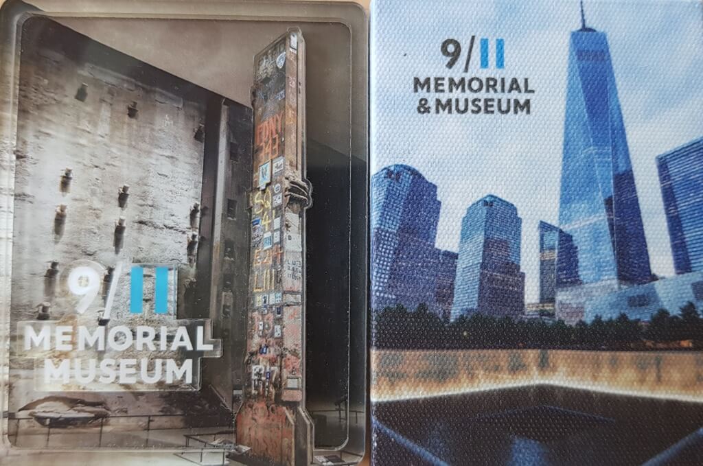 뮤지엄 건축물 형태를 새겨넣어 만든 기념품들