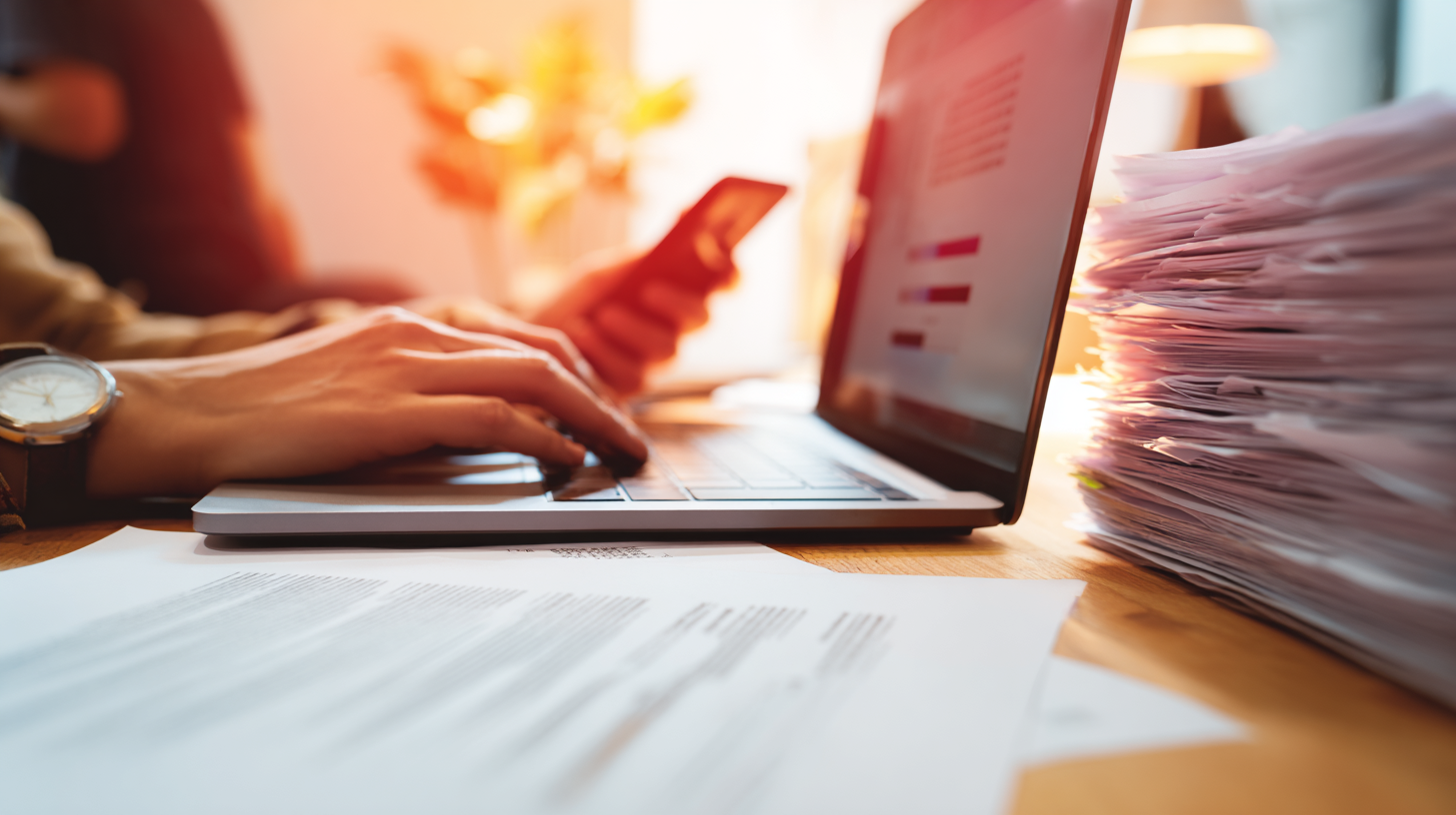 한국 대학생이 노트북으로 PDF 서류를 업로드하는 장면