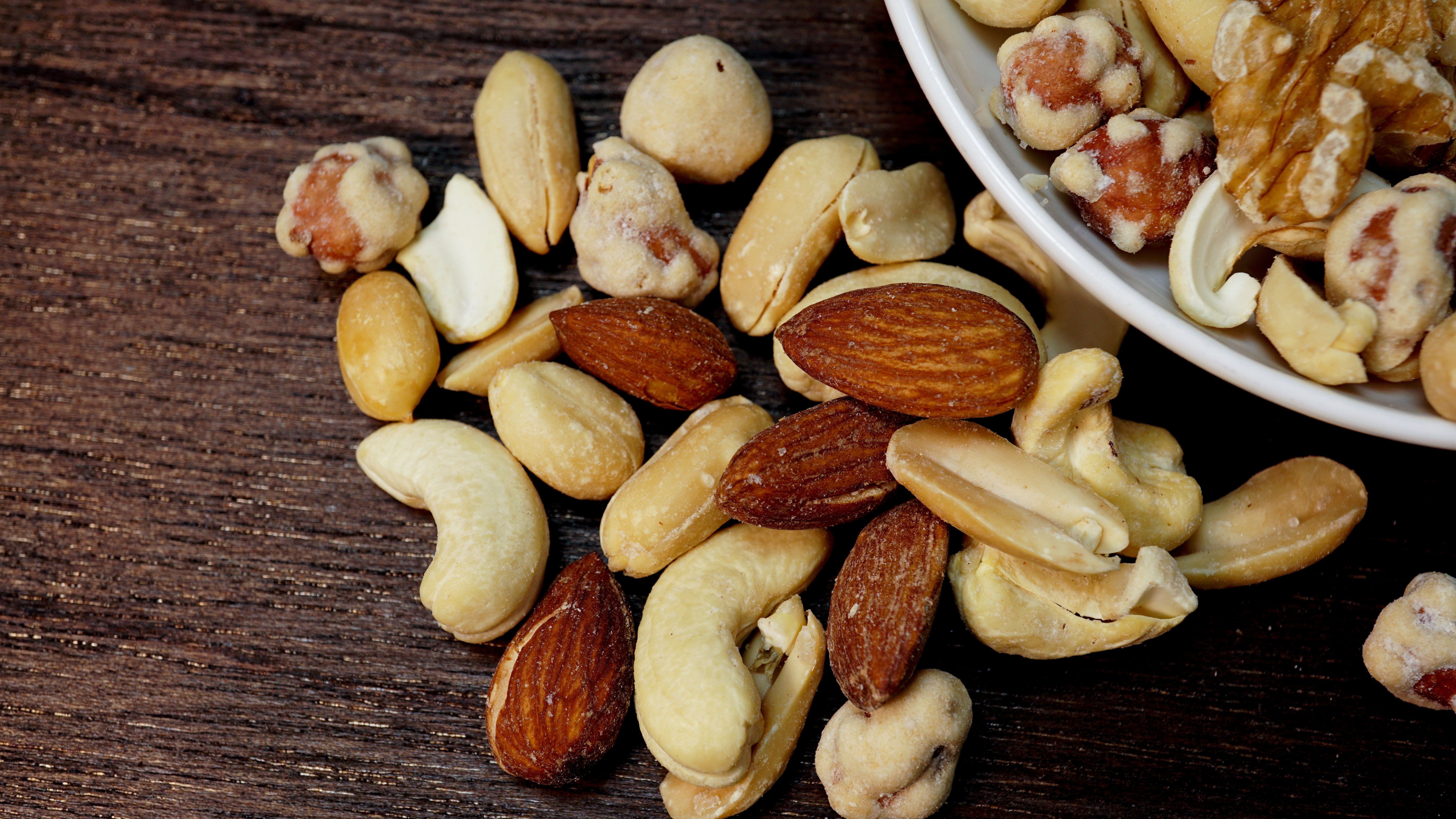 바쁜 직장인 남성 활력에 도움이 되는 음식 (고등어, 병아리콩, 견과류) 관련사진