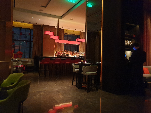 붉은색 조명과 어두운색 바닥이 고급스럽다.