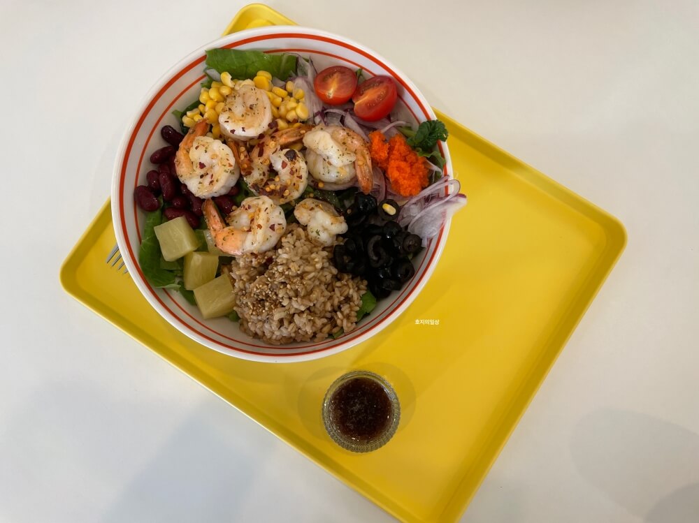 수원 호매실 맛집 샐러드 식당 - 접시 위에 샐러드 모습