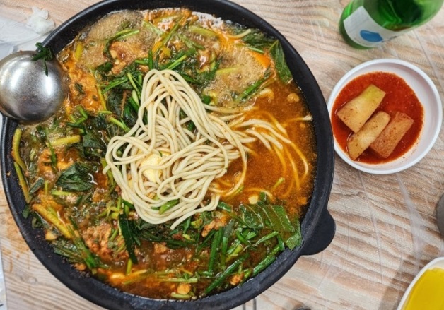 한국인의밥상-삼척-물닭갈비-텃밭에서노는닭