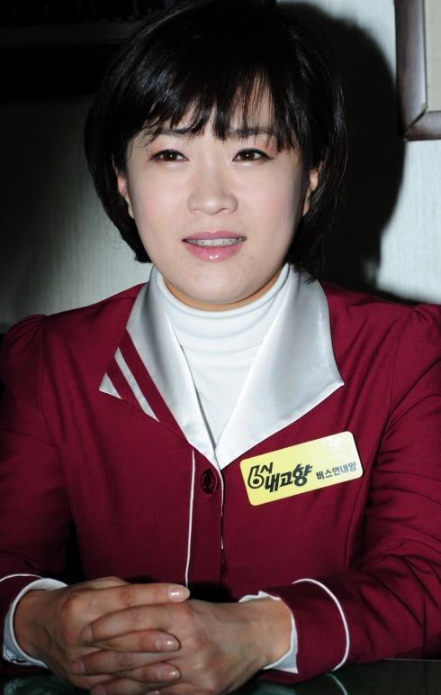 김정연 고향버스 안내양│&lsquo;6시 내 고향&rsquo; 시골길 따라 인생길 따라 코너에서 국민 안내양으로 활약한 모습