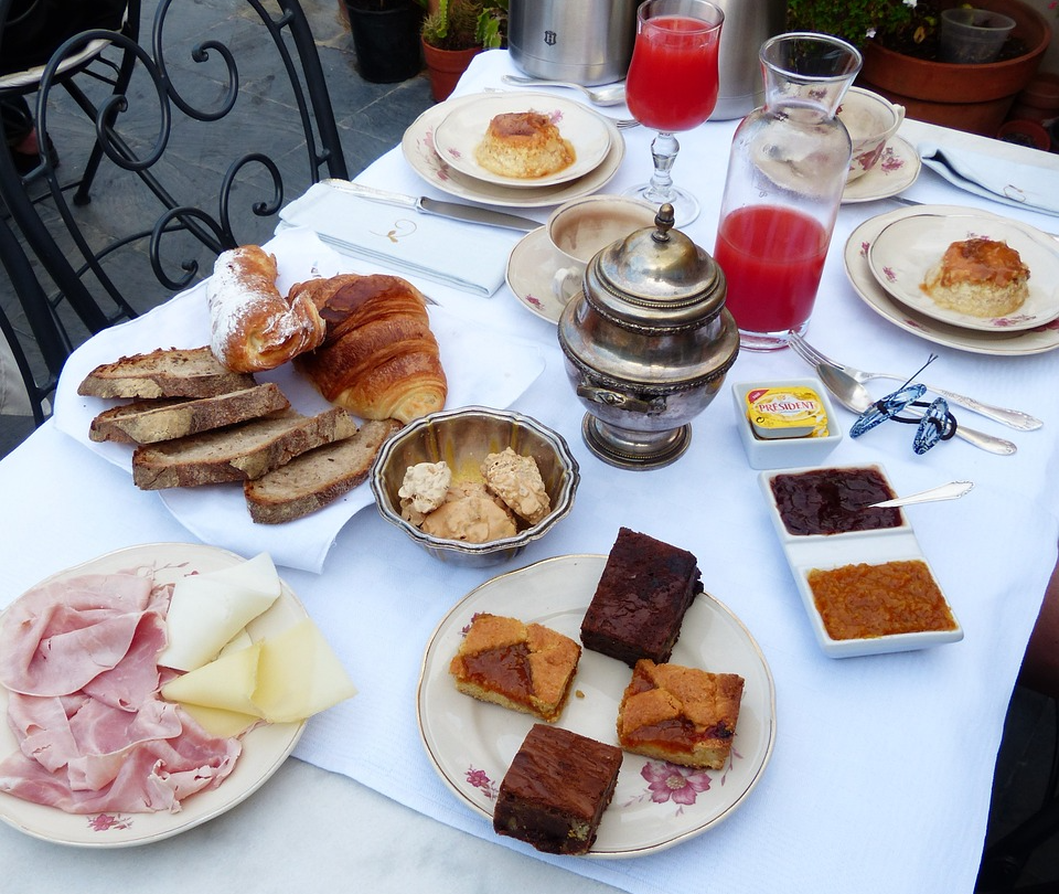 빵과 치즈, 하몽, 음료등이 세팅되어 있는 식사