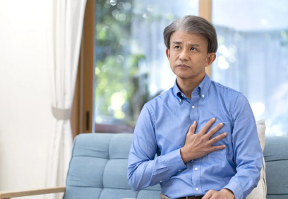 가슴에 손을 얹은 남성