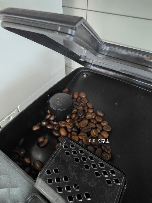 필립스 전자동 커피머신에서 신선한 에스프레소 추출의 기본, 원두통 모습