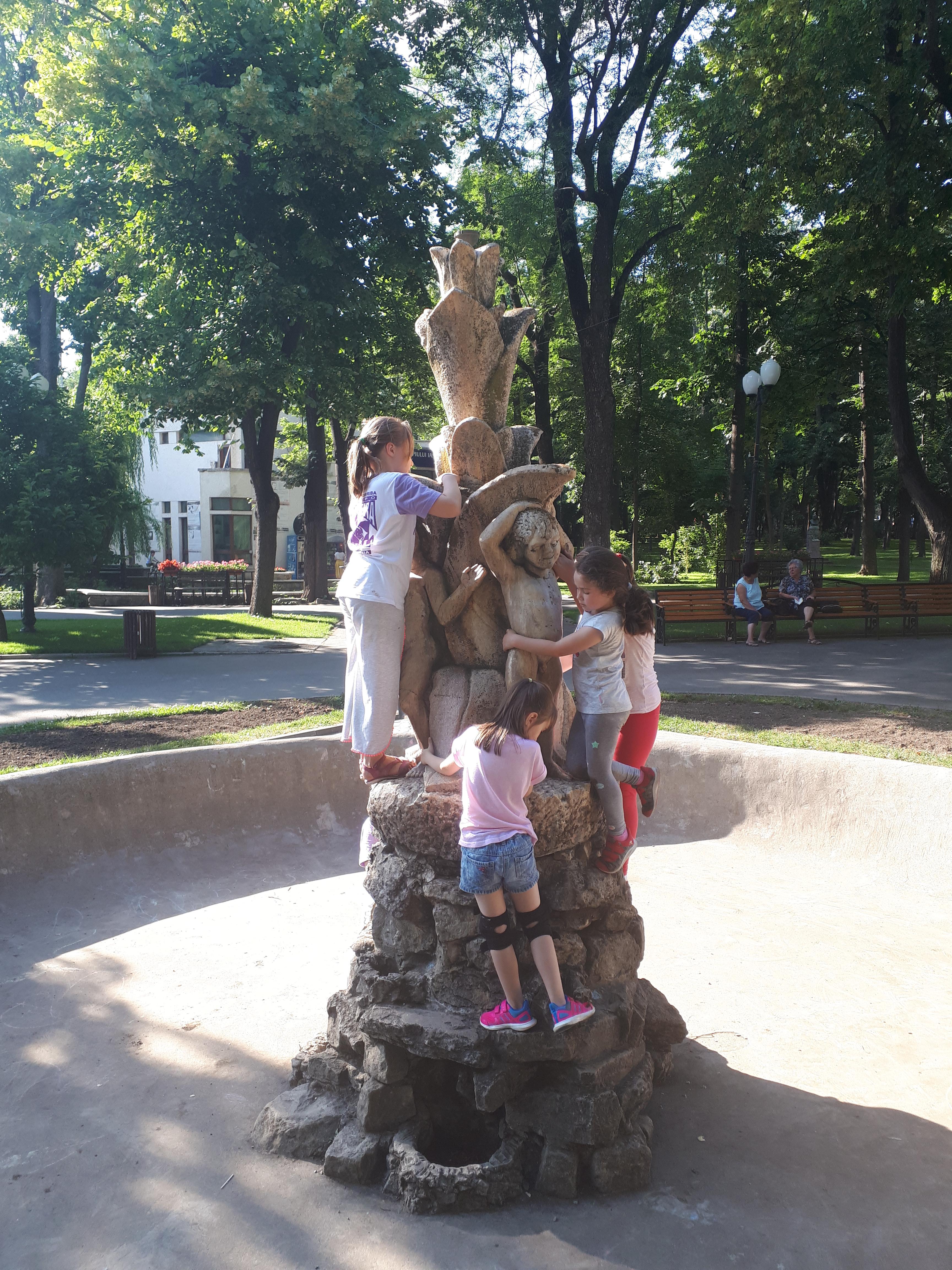 루마니아 이아시 코포우 공원 분수대와 아이들